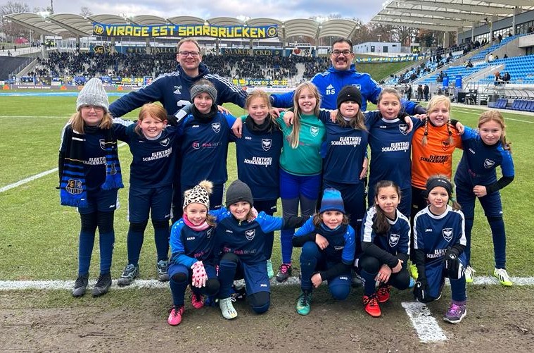 E-Juniorinnen als Einlaufkids beim 1.FC Saarbrücken